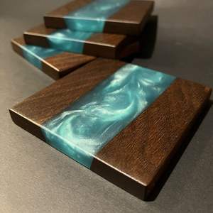 Juego de 6 Posavasos de Madera y Resina de Diseño Personalizado con Soporte, Posavasos Modernos de Calidad Estándar Hechos en India - Product Image 1