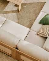 Ensemble de canapé et fauteuils en teck pour salon de villa moderne, mobilier d'extérieur, design durable, coussins imperméables, respectueux de l'environnement