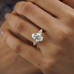 Anillo de Diamantes Ovalado con Piedras Laterales Marquise en Oro Amarillo, Joyería para Compromiso o Boda - Product Image 6