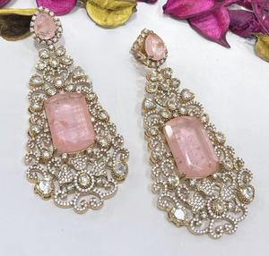 Boucles d'oreilles attrayantes de qualité supérieure, finition or, style traditionnel, pierres en moissanite, collection pour femmes, à porter pour les mariages - Product Image 1