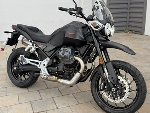 Motocicleta SUPER PREMIUM Moto V85 TT Adventure Touring Negra, Doble Propósito, con Escape Plateado y Parabrisas - Product Image 5