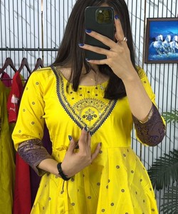 Kurti de créateur Zoya en coton brodé et imprimé à la feuille, tenue de fête, prix de gros, vêtement ethnique pour femmes - Product Image 1