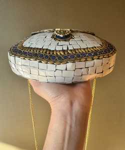 Bolso de Mano Metálico de Lujo Sofisticado para Mujer, Diseño Único y Elegante Inspirado en Diseñadores, con Correa de Cadena - Product Image 6