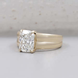 Bague de fiançailles en or jaune avec diamant solitaire naturel certifié IGI, taille coussin - Product Image 3