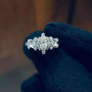 Anillo de diamante de plata de ley de lujo de excelente calidad, joyería de compromiso personalizada para mujer disponible a precio de fábrica - Product Image 1