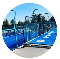 Terrain de padel professionnel populaire pour tournois commerciaux, structure turquoise, paroi en verre transparent, projecteurs LED