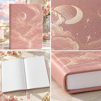 Carnet LABON personnalisé Cloudscape en similicuir rose poudré avec feuille d'or, motif lune et ciel, aquarelle pastel