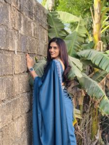 Sari de Alta Calidad Tejido a Mano para Diseñadores, Ligero, de Seda Satén, con Borde Jarkhan con Diamantes Hotfix para Fiestas - Product Image 6