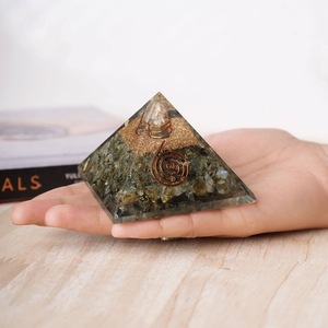 Pyramide d'Orgone Dynamique MOP01 en Copeaux de Cristal Naturel Faits à la Main, Labradorite, Protection EMF, Pierre de Guérison en Cuivre, Noël - Product Image 6