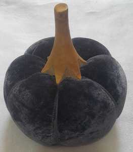 Fait sur mesure touche élégante à votre décor d'automne avec nos charmantes citrouilles couvertes de tissu de couleur grise. Idle pour la décoration intérieure - Product Image 4