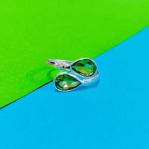 Anillo de Compromiso y Boda para Mujer, Hecho a Mano, Chapado en Platino, Plata de Ley 925, con Circonita Verde Corte Pera, Joyería Moderna y a la Moda - Product Image 1