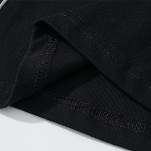 T-shirt 100% coton avec passepoil contrasté, tee-shirt moderne élégant, détails de passepoil audacieux, vêtements décontractés écologiques, tenues tendance de style streetwear - Product Image 6