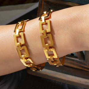 Bracciale Street Luxe Classico e Trendy Placcato Oro con Motivo Geometrico, Catena Quadrata in Lega di Titanio e Zinco con Charm e Perla - Product Image 1