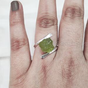 Anillo de Plata de Ley 925 con Piedra Natural de Peridoto en Bruto para Mujer, Joyería con Banda Cruzada, Piedra de Nacimiento de Agosto - Product Image 2