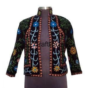 Veste courte en velours suzani floral coloré faite à la main, respirante, pour femmes, brodée en coton, style bohème chic, artisanale pour l'automne/hiver - Product Image 2