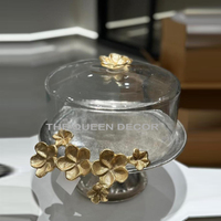 Présentoir à gâteau antique fini avec un design de moulage en métal d'aspect luxueux, parfait pour les mariages et les utilisations de présentoir de gâteau de table vintage