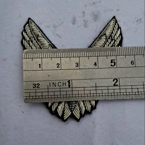 ป้ายปักลายแมลงปอแบบทำมือด้วยลวดทองคำ - เข็มกลัดรูปด้วงมีปีกทำจากด้ายไหมสีทองและสีเงิน - งานปักแมลง 3 มิติสุดหรู - Product Image 1