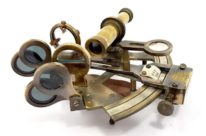 Sextant en laiton poli pour applications marines et navales décoratives avec partie de piston en bois - Product Image 3