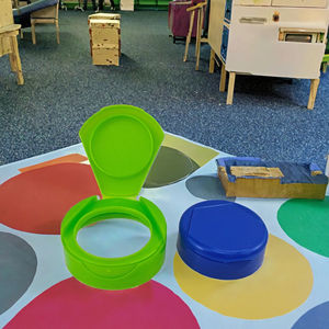 Tapa Abatible de Plástico PP de 40 mm, Antiderrames, en Rojo/Amarillo, para Botellas de Medicamentos de 100 ml, Cierre de Rosca Fácil de Abrir - Product Image 3