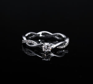 Anillo de diamante natural de oro amarillo de 14 quilates Diseño de banda retorcida delicada con una sola punta-Juego de diamantes de centro Elegancia sutil - Product Image 2