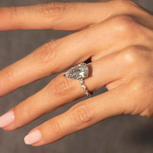 Anillo de Compromiso con Corte Pera Certificado por IGI, Halo Oculto y Banda con Pavé de Diamantes Marquise - Product Image 2