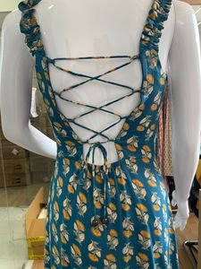 Robe midi en rayonne coréenne à fleurs, col en V, col à volants, design décontracté sans manches, imprimé floral, occasions printemps-été - Product Image 3