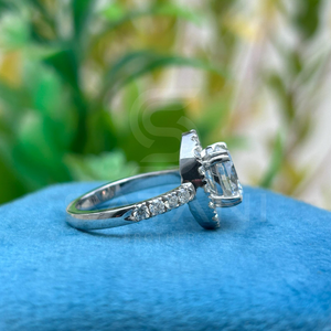 แหวนมอสซาไนต์ทรงรีไร้สีประดับเพชรรอบวง ตัวเรือนเงินแท้ 925 เครื่องประดับเจ้าสาวงานหมั้นงานแต่งงานสุดหรูสำหรับผู้หญิง - Product Image 6