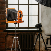 Appareil photo à soufflet en bois vintage sur trépied décor de photographie rétro et cadeau personnalisé pour studio à domicile ou collectionneur