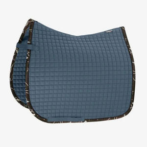 Tapis de selle de dressage en velours de luxe avec broderie de logo personnalisé, tapis d'équitation haut de gamme avec doublure anti-humidité et passepoil doré - Product Image 1
