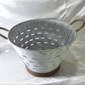 Cubo de oliva grande y mediano galvanizado de metal de hierro plateado con asa - Product Image 1