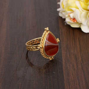 Anillo fino de latón dorado y piedra preciosa de Sardonyx roja natural, accesorio de joyería elegante y lujoso - Product Image 5
