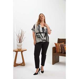 Blusa Kimono Negra Talla Grande RMG con Patrón Lineal Abstracto en Contraste y Mangas con Rayas Rojas, Top de Poliéster Drapeado con Cinturón - Product Image 5