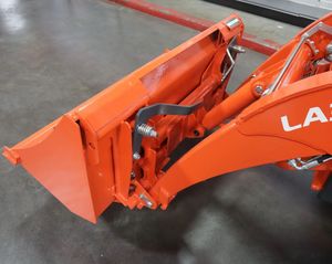 Nouveau tracteur Kubota BX2380 avec tondeuse à chargeur frontal rétrocaveuse Combo parfait pour les petites exploitations agricoles en stock expédition rapide - Product Image 4