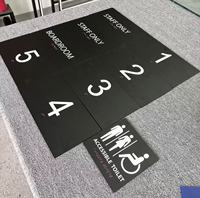 Panneau tactile braille ADA personnalisé en acrylique pour numéro de chambre d'hôtel, plaque de porte de toilettes, signalétique