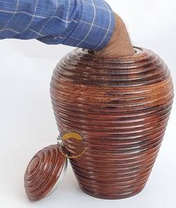 Urne en bois Urnes en bois, profession en forme de pot pour les cendres humaines adultes, urnes funéraires-crémation finition grain de bois par Ayaans Creations. - Product Image 2