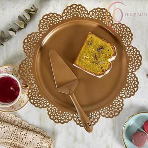 Support à gâteau en métal élégant avec des courbes raffinées, rehausse l'exposition des gâteaux pour les occasions spéciales - Product Image 1