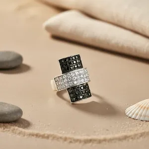 Bague solitaire argentée tendance pour femme, plaquée or avec incrustations de pierres précieuses noires et blanches, style hip-hop - Product Image 3