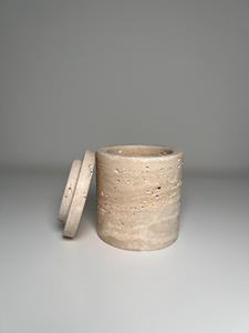 Jarra de almacenamiento de piedra travertino hecha a mano con tapa redonda elegante que ofrece textura natural, construcción duradera y elegancia minimalista. - Product Image 4