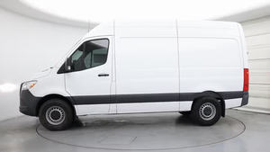 Mercedes-Benz Sprinter Cargo Van 2500 2022, toit standard, 144 pouces, I4 essence, propulsion arrière, en excellent état - Product Image 4