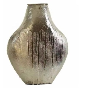 Vase à fleurs en aluminium argenté classique Article décoratif fait à la main artistique Parfait pour les intérieurs traditionnels et contemporains - Product Image 5