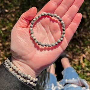 Bracelet de perles de cristal de jaspe Picasso fait à la main pour les femmes réglable extensible pierres précieuses naturelles bijoux de guérison symbole chrétien - Product Image 3