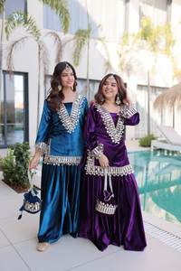 Conjunto de Top y Palazzo Listo para Usar con Bordado de Zari en Terciopelo y Trabajo de Espejo Real con Batwa - Product Image 3