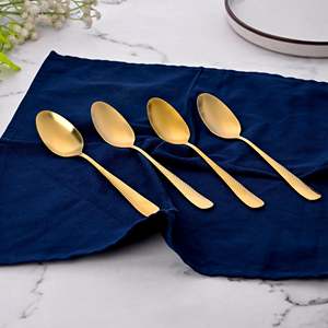 Cucharas de Acero Dorado Martillado (Juego de 4) Ecológicas Desechables con Mango Largo de Madera, Capacidad de 10ml, Diseño Clásico para Fiestas - Product Image 1