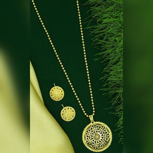ชุดเครื่องประดับจี้ห้อยคอทองเหลืองชุบทองพร้อมต่างหูชุดจี้แบบโซ่นำเทรนด์ส่งออกแบบดั้งเดิม - Product Image 1