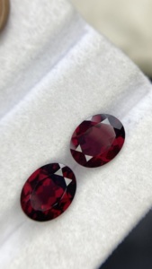 พลอยโรโดไลต์การ์เนตธรรมชาติทรงรีขนาด 10x8 มม. คุณภาพสีเยี่ยม น้ำหนัก 6.15 กะรัต คู่ที่ได้รับการรับรอง - Product Image 3