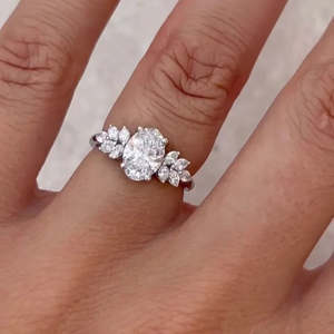 Bague en diamant de laboratoire certifiée IGI 2.00 carats avec pierres latérales marquise ovales DEF VVSVS – Bagues en diamant certifiées IGI - Product Image 1