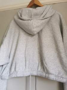 Sweats à capuche pour femmes alliant confort pratique et style moderne, parfaits pour se détendre ou porter au quotidien - Product Image 4