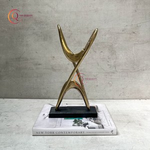 Élégante sculpture de table en métal doré faite à la main en forme de crochet de style traditionnel pour la maison, l'hôtel, le bureau et la réception. - Product Image 1