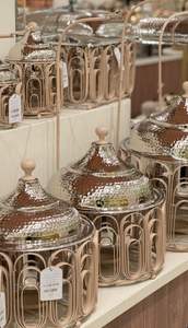 Plato de frotamiento profesional pulido de acero inoxidable con acabado dorado para presentación en mesa de eventos - Product Image 6