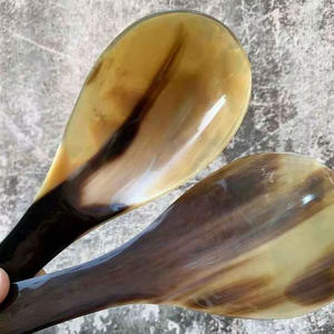 Cuchara de Cuerno de Búfalo Natural, Hecha a Mano y Pulida, Perfecta para Servir Especias, Condimentos o como Decoración de Mesa, Alta Calidad - Product Image 1